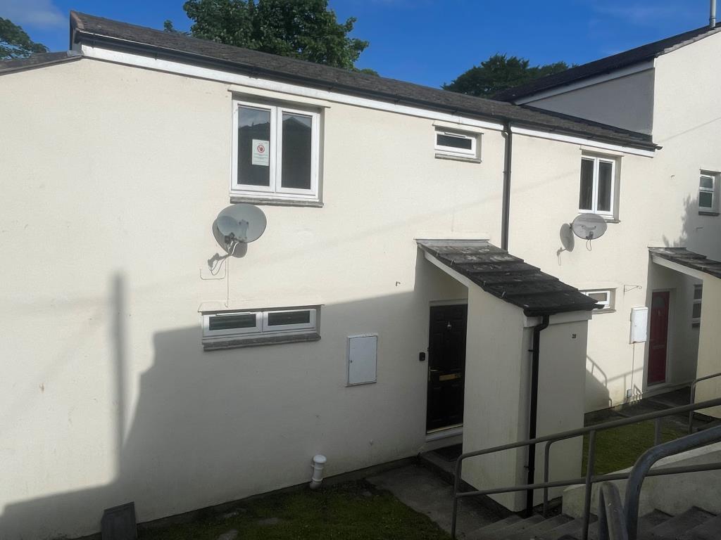 Lot: 150 - TERRACE PROPERTY FOR IMPROVEMENT - Front fa?ade of property